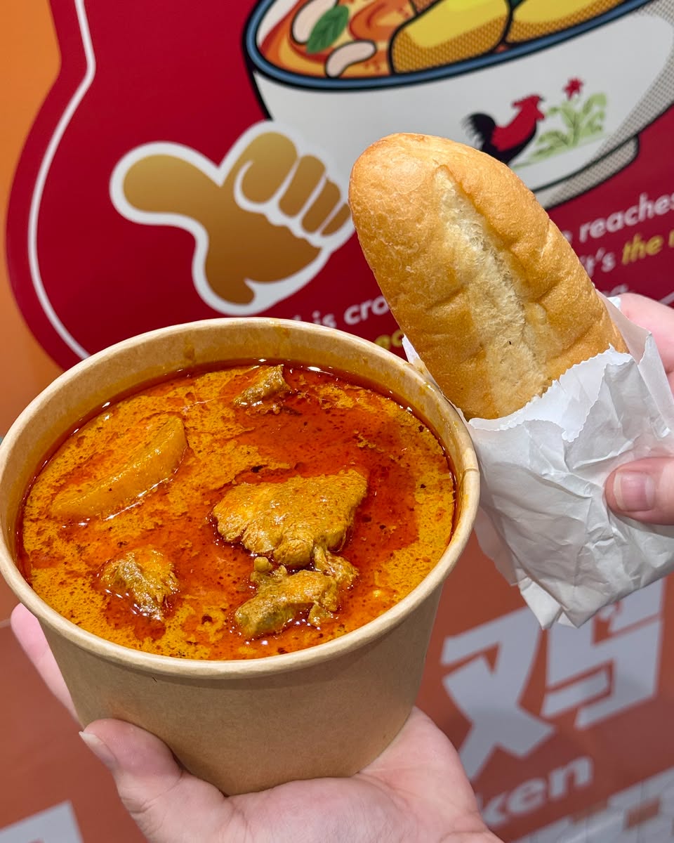 Spicy chicken curry with bread roll