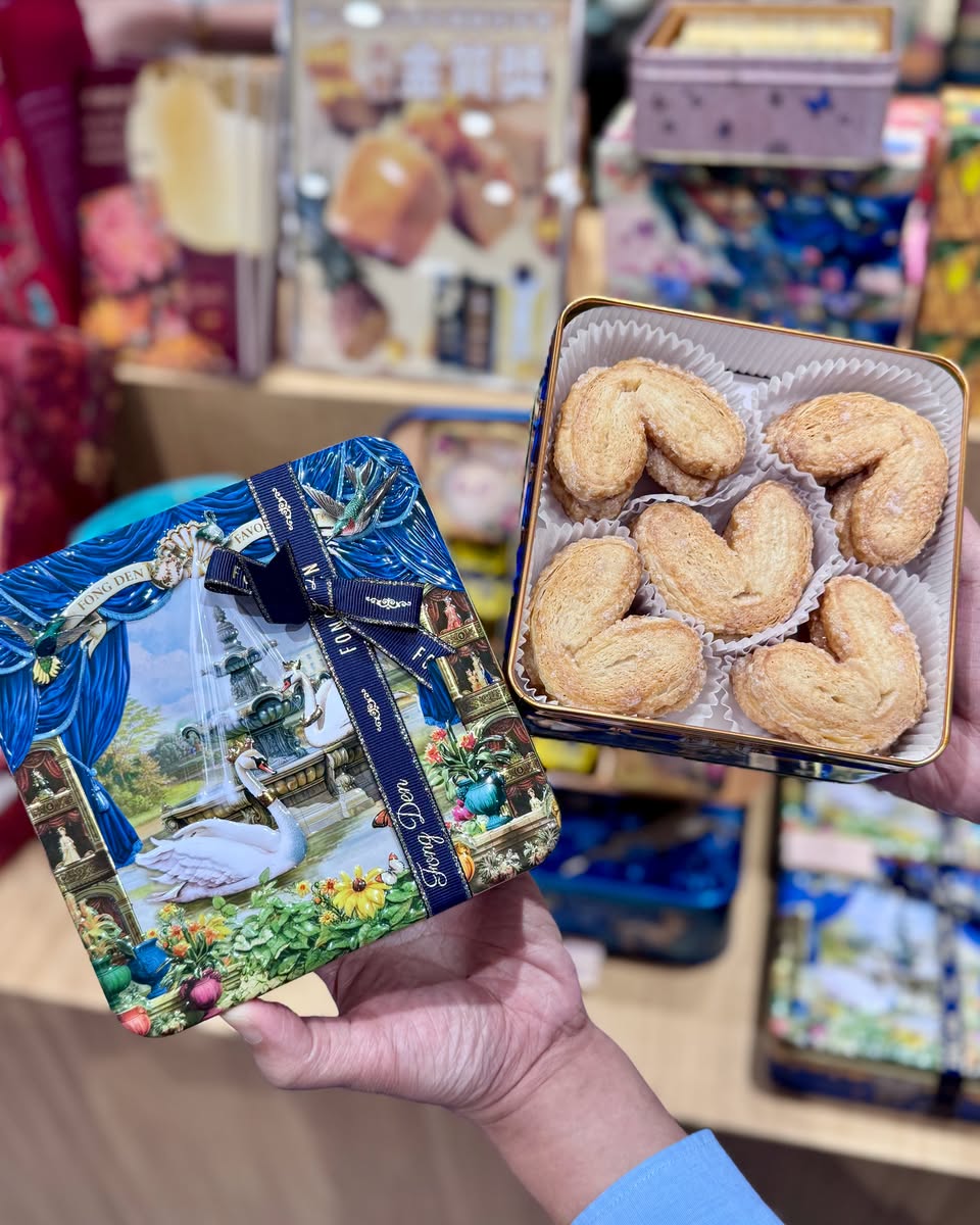 Gong Duan round tin with crescent-shaped pastries