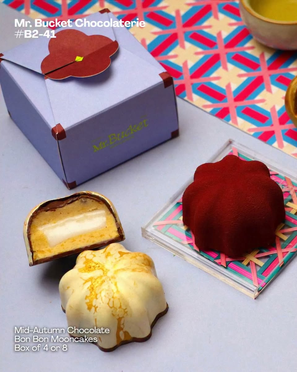Paradise Teochew mooncakes and Bin 389 wine display
