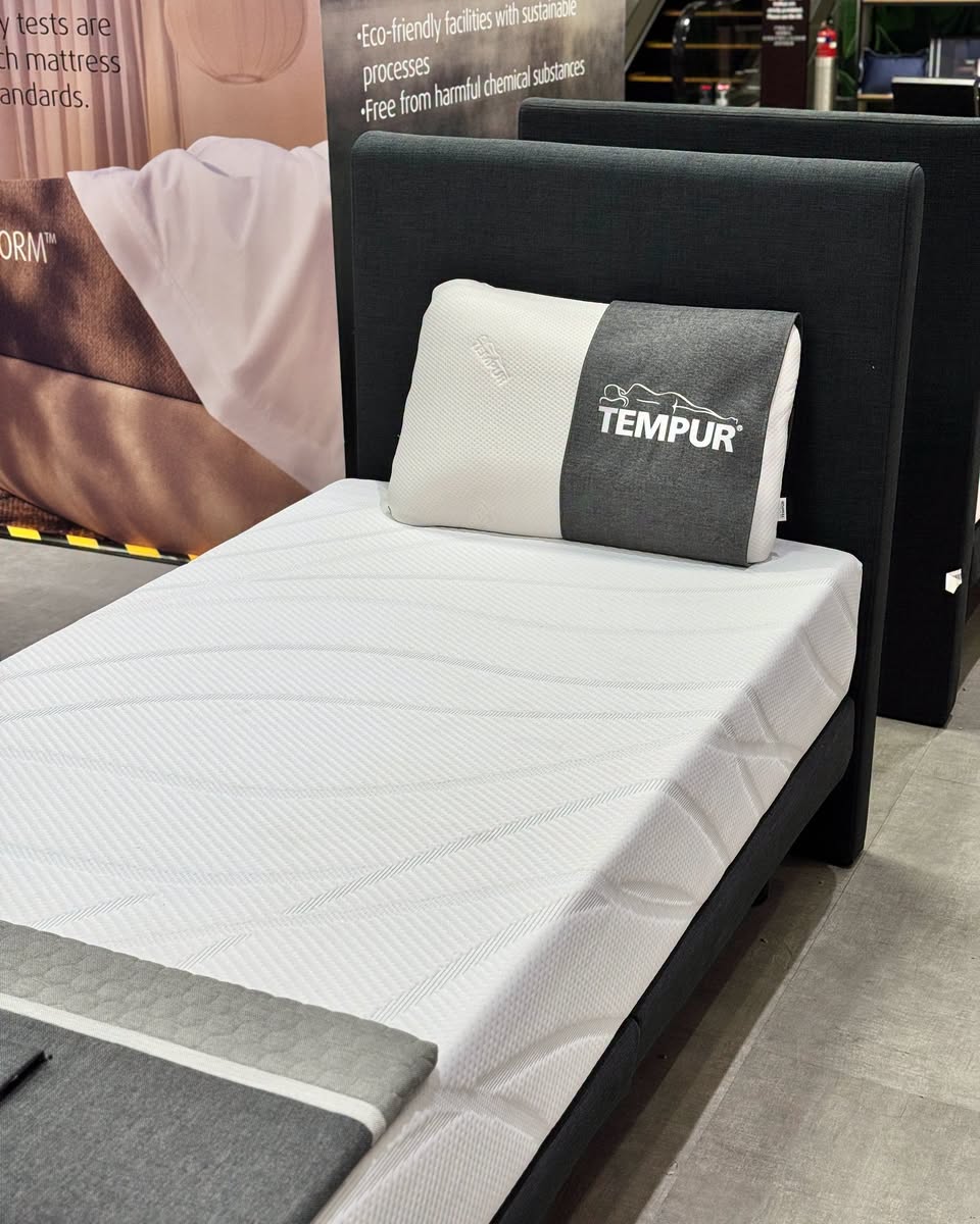 TEMPUR mattress with dual-zone pillow design