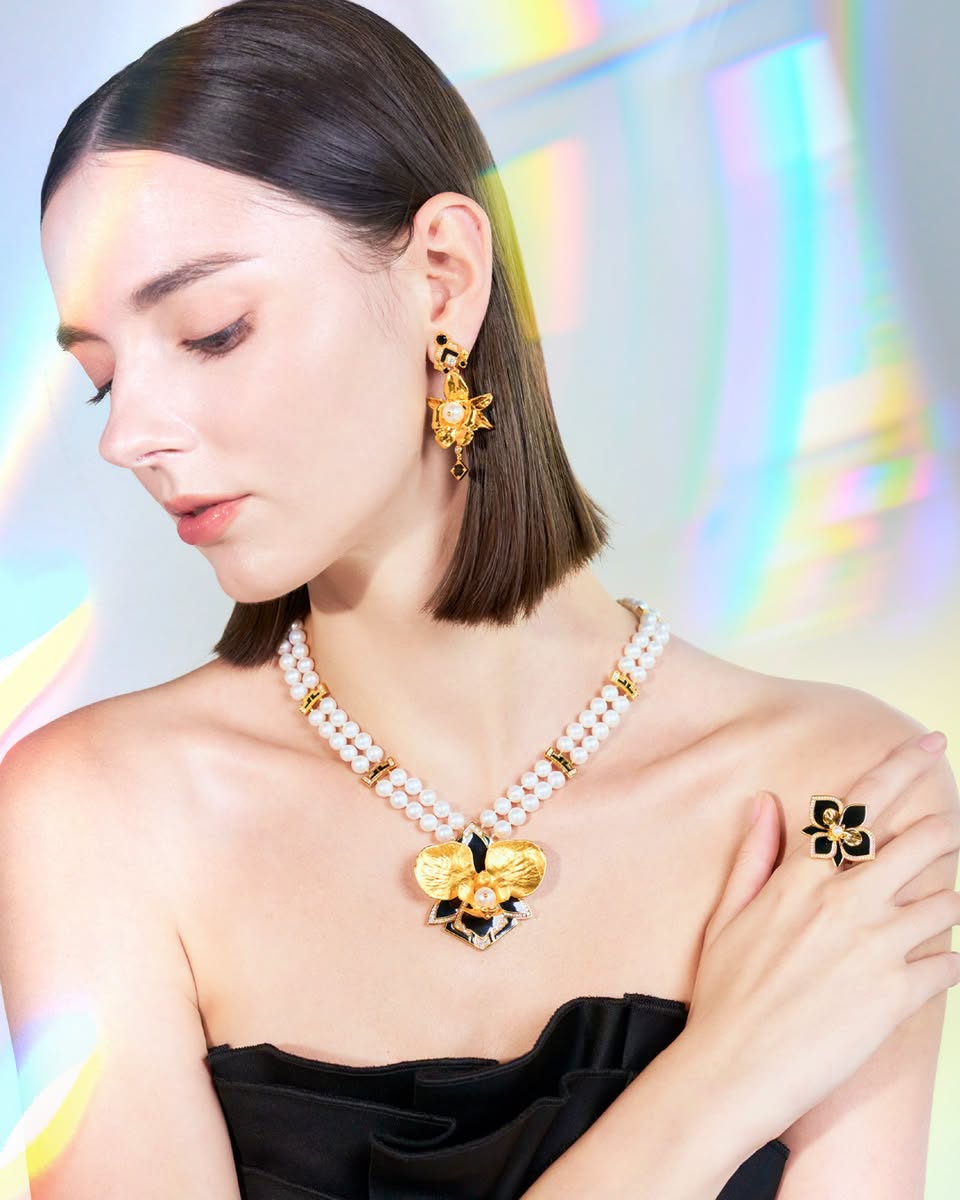 Risis Symphony pearl necklace with gold flower pendant, earrings and ring