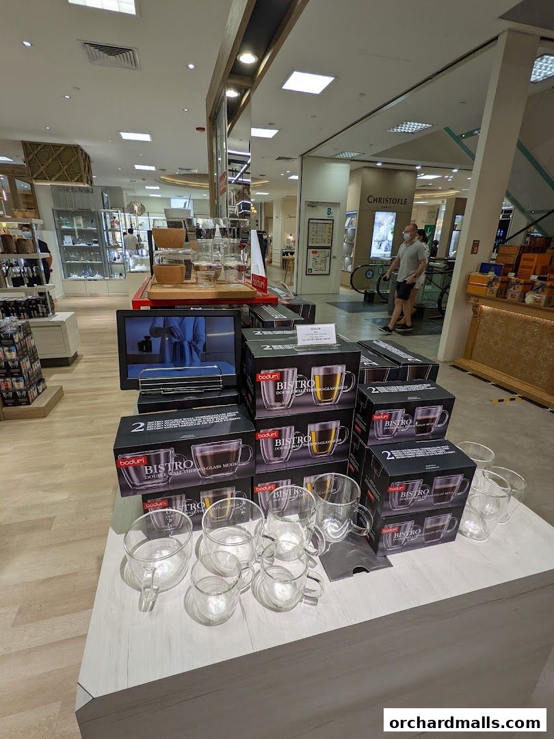 Bodum shop display featuring double-walled thermo glass mugs and other kitchenware.