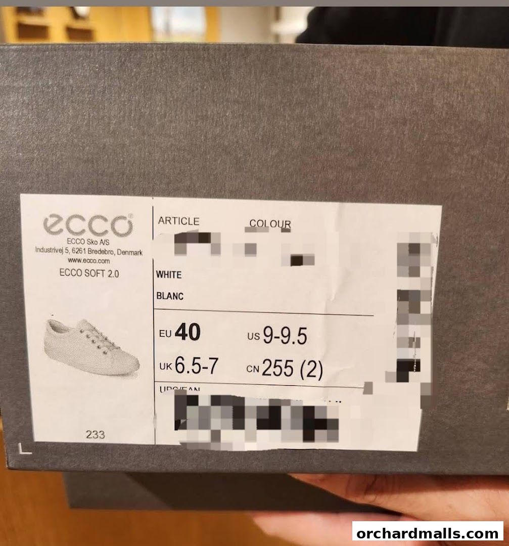 A box for ECCO SOFT 2.0 shoes showing size and color information.