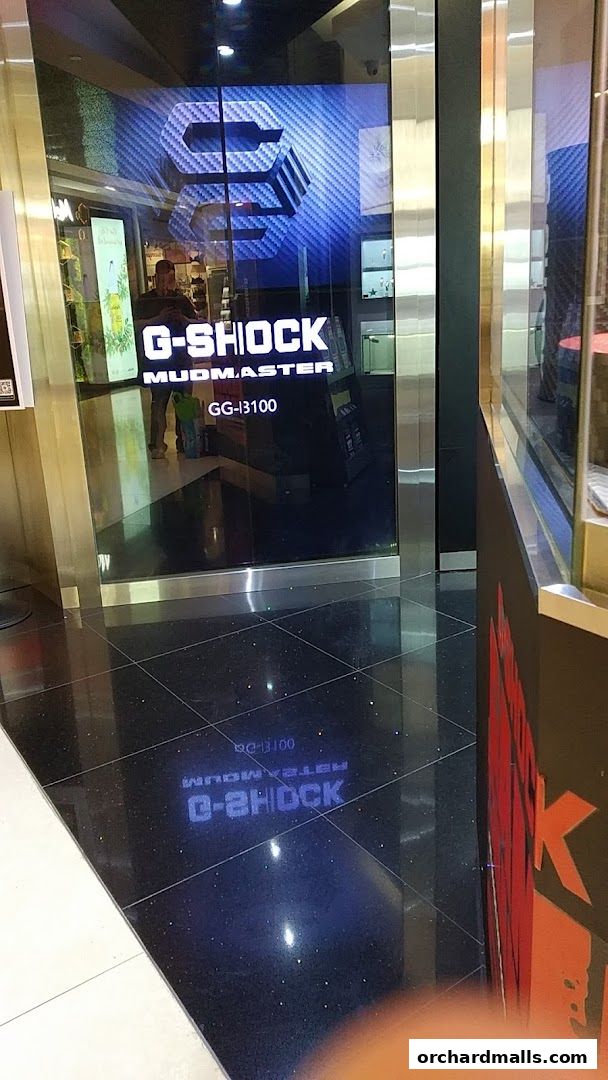 The G-SHOCK CASIO store front displays a large screen with the G-SHOCK logo and Mudmaster model.