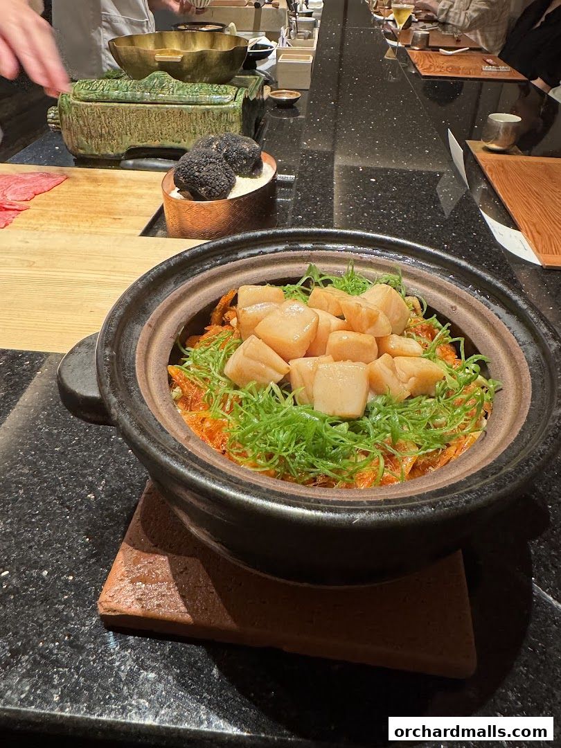 A close-up of a delicious scallop dish served in a clay pot at Hazuki.