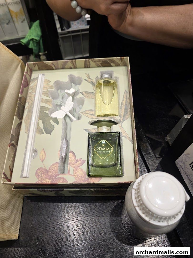 A gift set with essential oil diffuser and bottle from HYSSES.