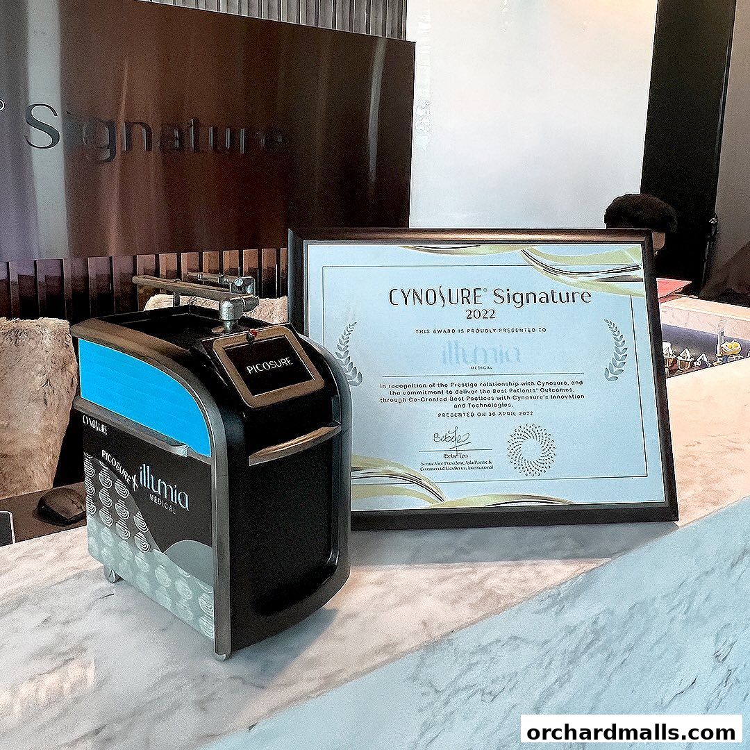 A PicoSure device and a Cynosure Signature award certificate are displayed.