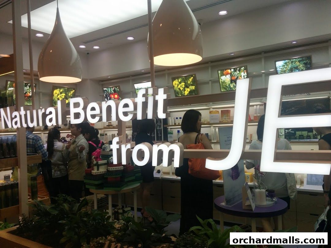 Innisfree store interior with 'Natural Benefits' signage and customers browsing products.
