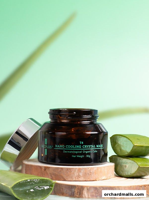 A jar of Docplus Nano Cooling Crystal Mask with aloe vera slices.