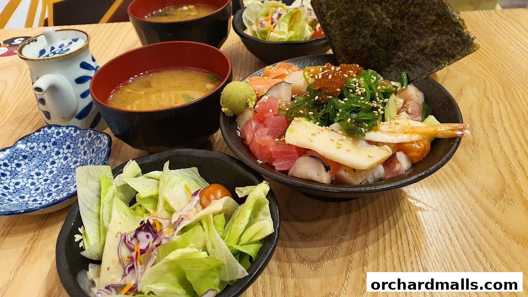 A delicious Kaisendon bowl with fresh sashimi, seaweed salad, and miso soup.