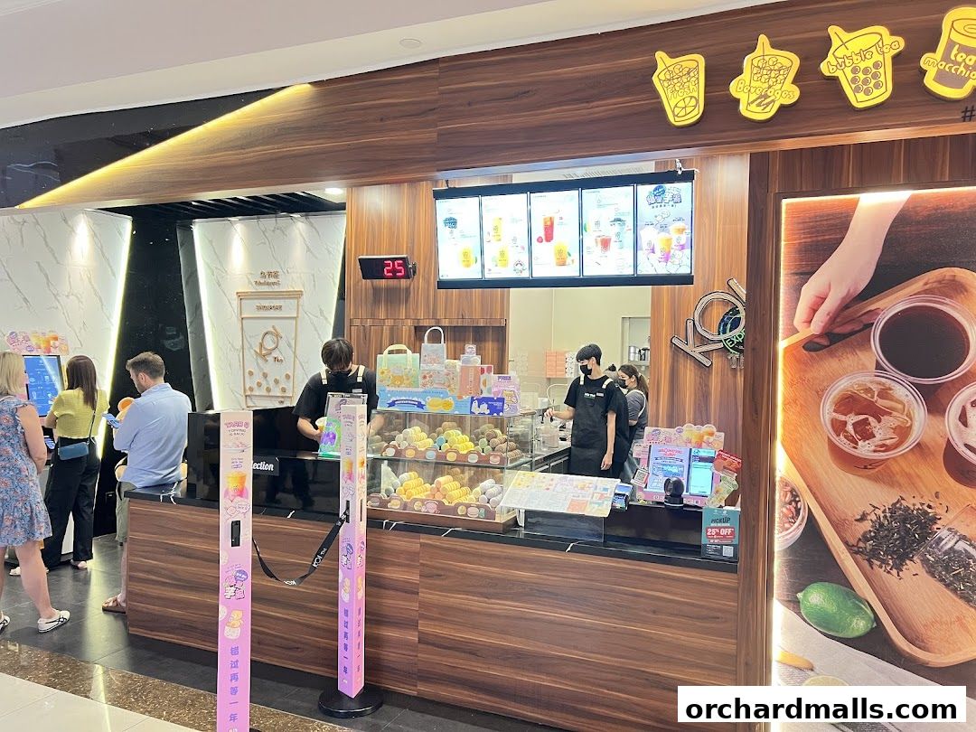 KOI Thé Express Takashimaya shop with customers ordering bubble tea and snacks.