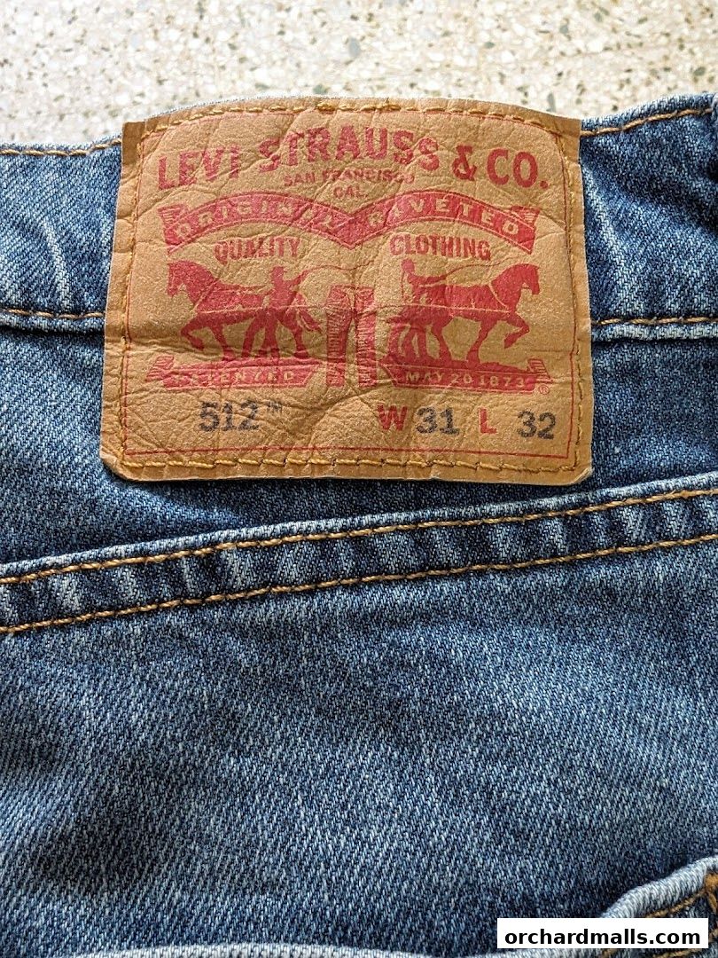Close-up of a Levi's 512 jeans label showing size W31 L32.