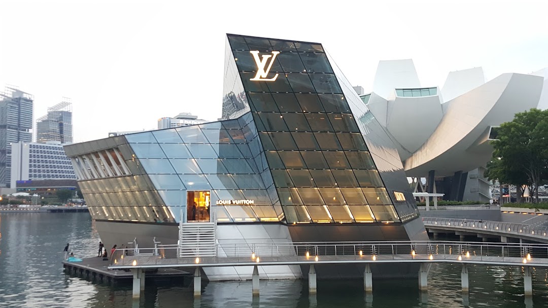 LOUIS VUITTON Ion Orchard Store