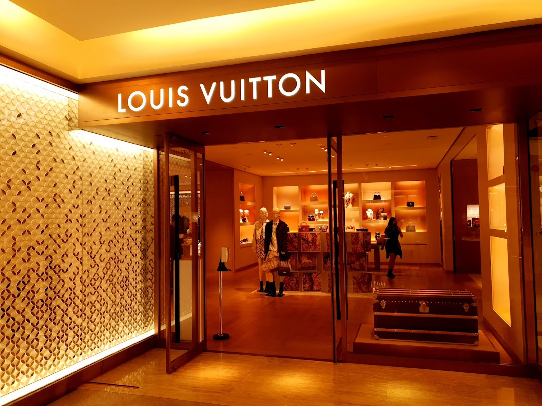 LOUIS VUITTON Ion Orchard Store