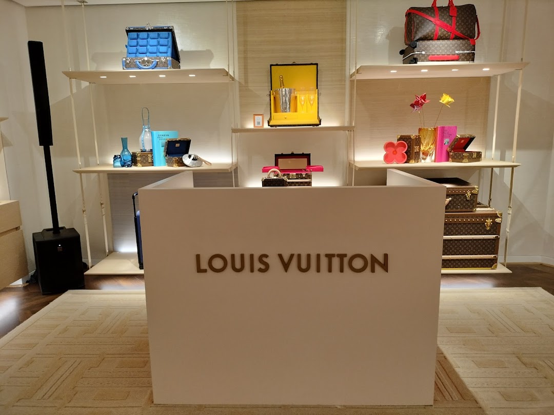LOUIS VUITTON Ion Orchard Store