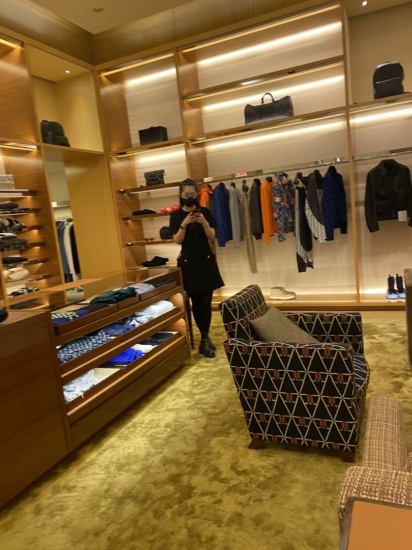 LOUIS VUITTON Ion Orchard Store