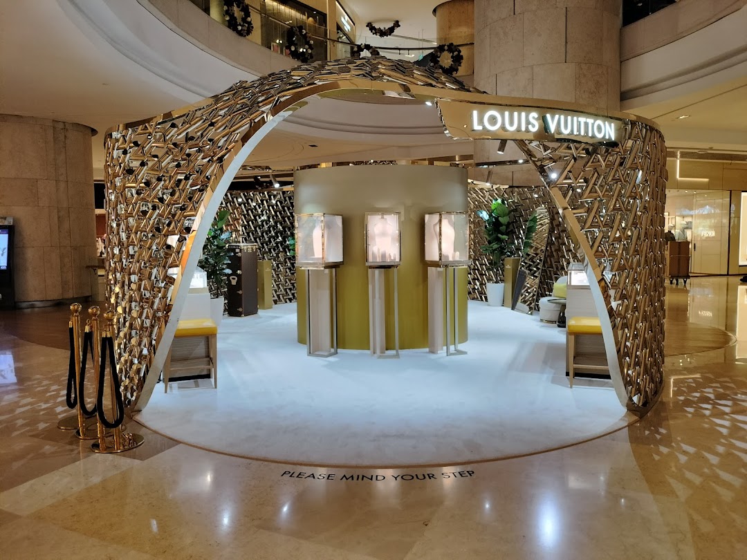 LOUIS VUITTON Ion Orchard Store