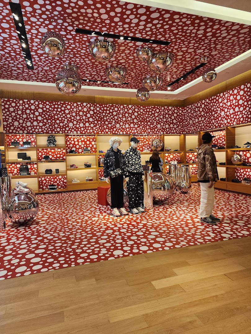 LOUIS VUITTON Ion Orchard Store