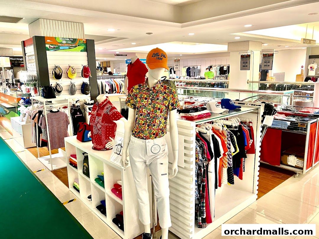 Interior view of a Munsingwear golf apparel shop with mannequins and clothing displays.