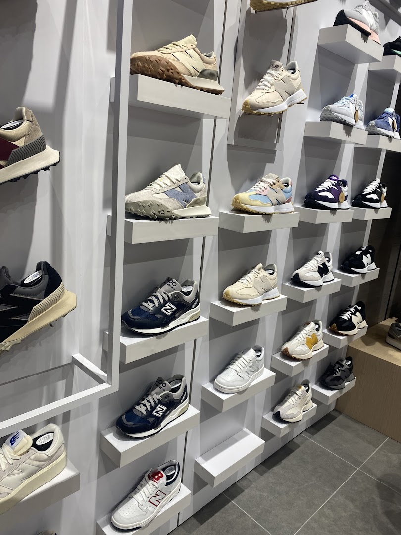 New Balance  ION ORCHARD