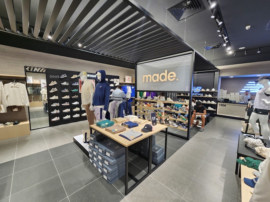 New Balance  ION ORCHARD