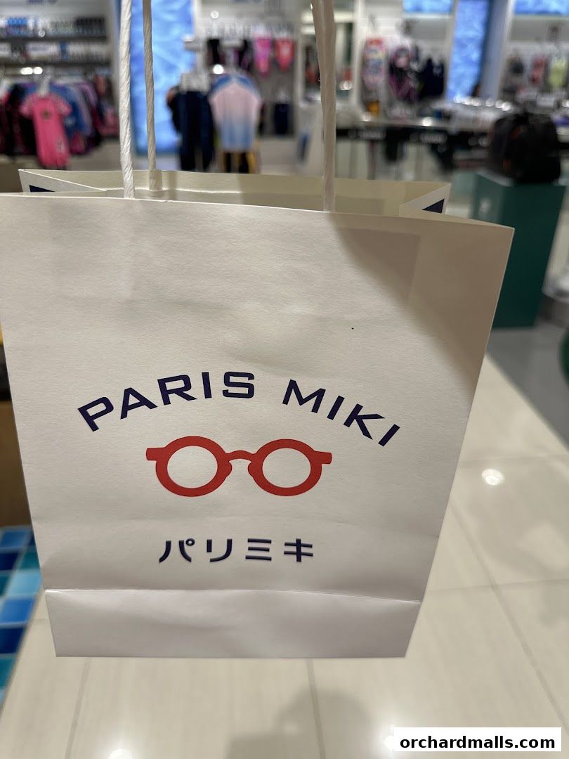 A white shopping bag with the Paris Miki logo and Japanese text.