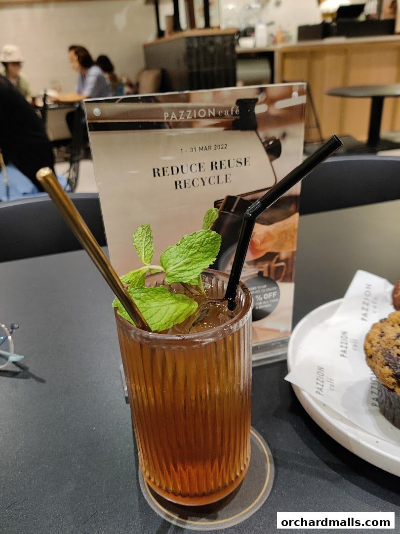 A refreshing iced tea with mint and a muffin at PAZZION cafe.