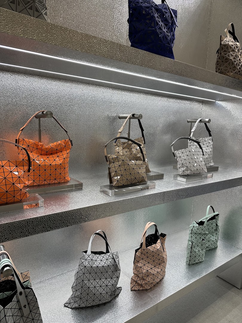 PLEATS PLEASE ISSEY MIYAKE