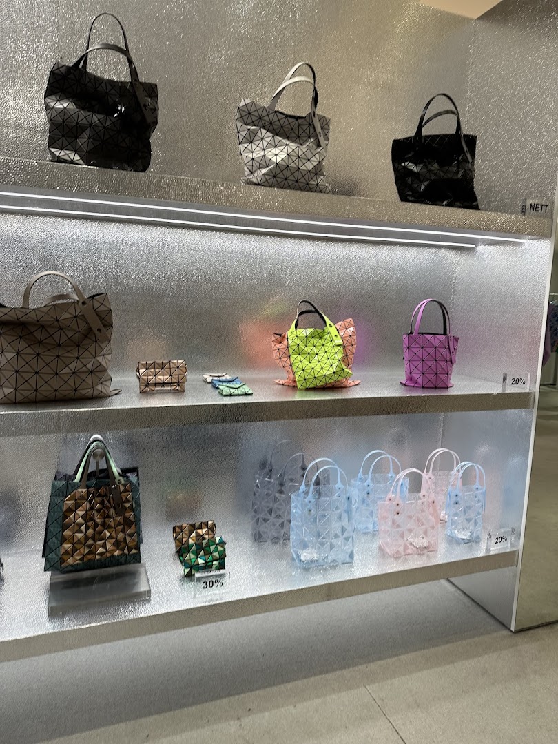 PLEATS PLEASE ISSEY MIYAKE