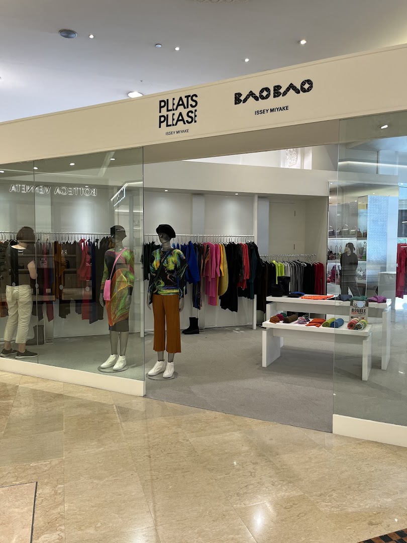 PLEATS PLEASE ISSEY MIYAKE