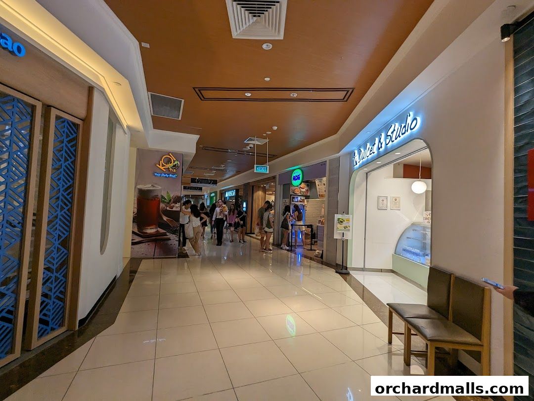 A shopping mall corridor with various shops, including Project Acai and a dessert shop.