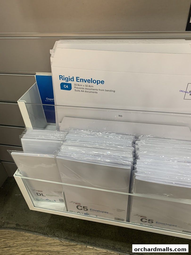 Display of various envelopes including rigid C4, DL, and C5 sizes.
