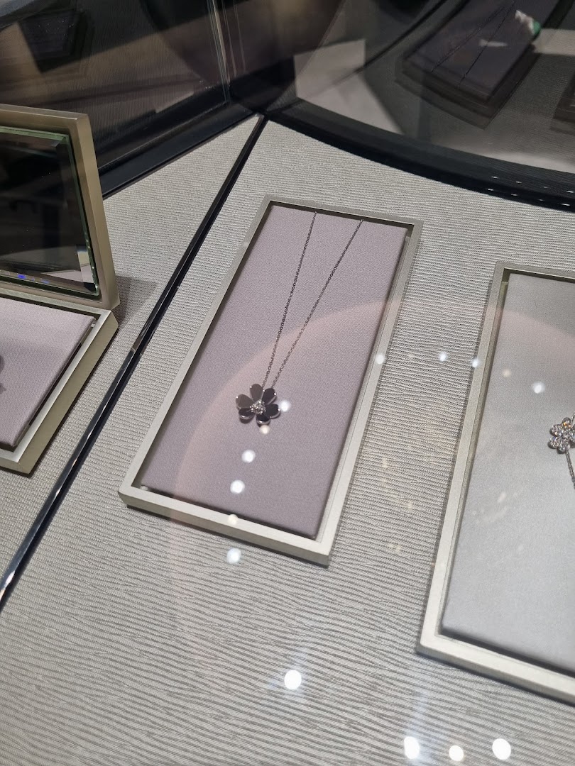 Van Cleef  Arpels Singapore - ION Orchard