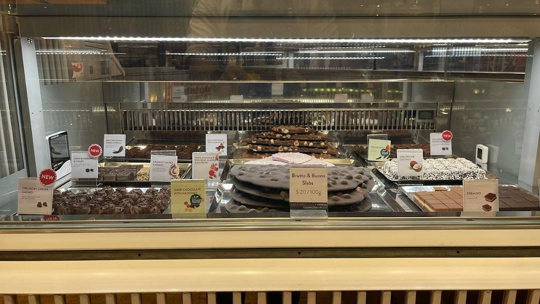 VENCHI Singapore ION Orchard Store