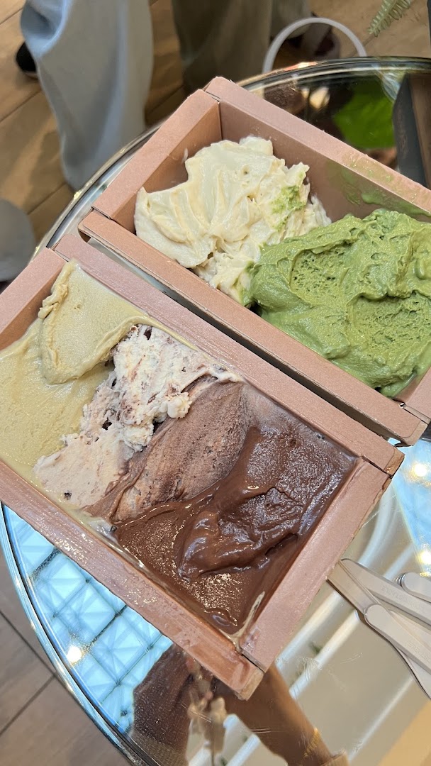 VENCHI Singapore ION Orchard Store